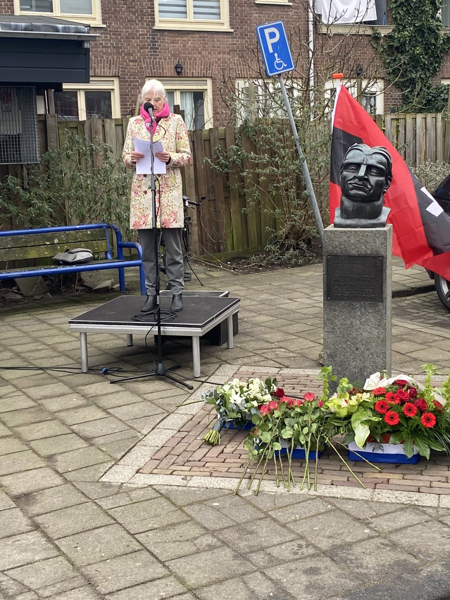 Waardige en drukbezochte herdenking Februaristaking bij monument voor Willem Kraan in NieuwWest, met wethouder Melanie van der Horst, stadsdeelbestuurder Nazmi Turkkol, veel stadsdeelcommissieleden, dir. Verzetsmuseum Liesbeth van de Horst, en kinderen van school De Veerkracht