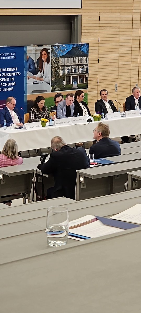 Die erste Diskussionsrunde beim #SympGS25 steht unter der Überschrift *Balance*. Offenkundig für alle Podiumsteilnehmer ein wenig greifbarer Begriff. So redet man seicht am Themenbereich des jeweils anderen vorbei. Der Erkenntnisgewinn insgesamt bleibt wenig ausbalanciert.