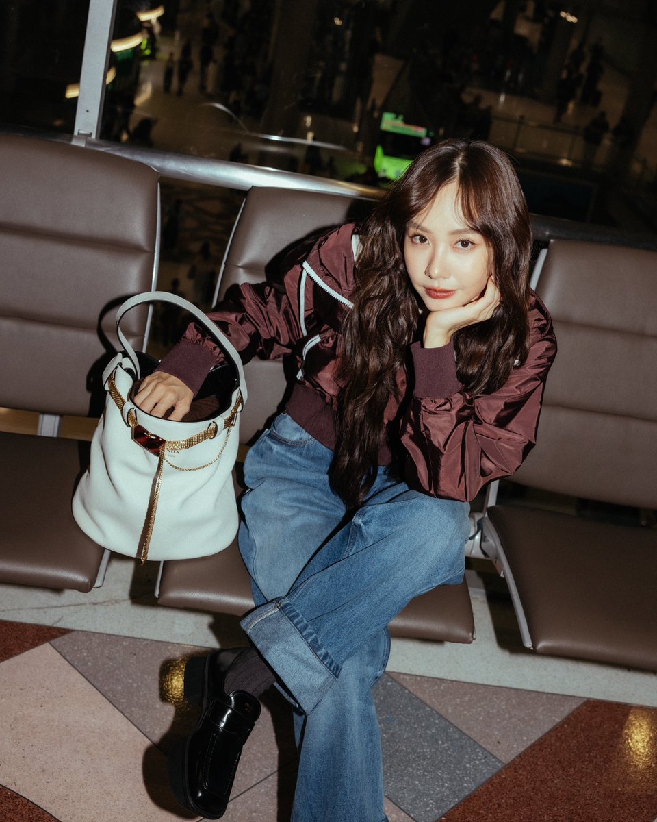 ELLEThailand's tweet photo. ส่องแอร์พอร์ตลุคของ Prada Ambassador อย่างสาวเต้ย จรินทร์พร @jarinporn สำหรับออกเดินทางไปยังกรุงมิลาน เพื่อร่วมชมแฟชั่นโชว์ Prada Fall/Winter 2025 Womenswear ที่จะจัดขึ้นในวันที่ 27 กุมภาพันธ์ ในเวลา 20.00 น. ตามเวลาประเทศไทย

#ELLEThailand
#PradaFW25 #Prada
#toeyjarinporn https://t.co/xovQOy49XH