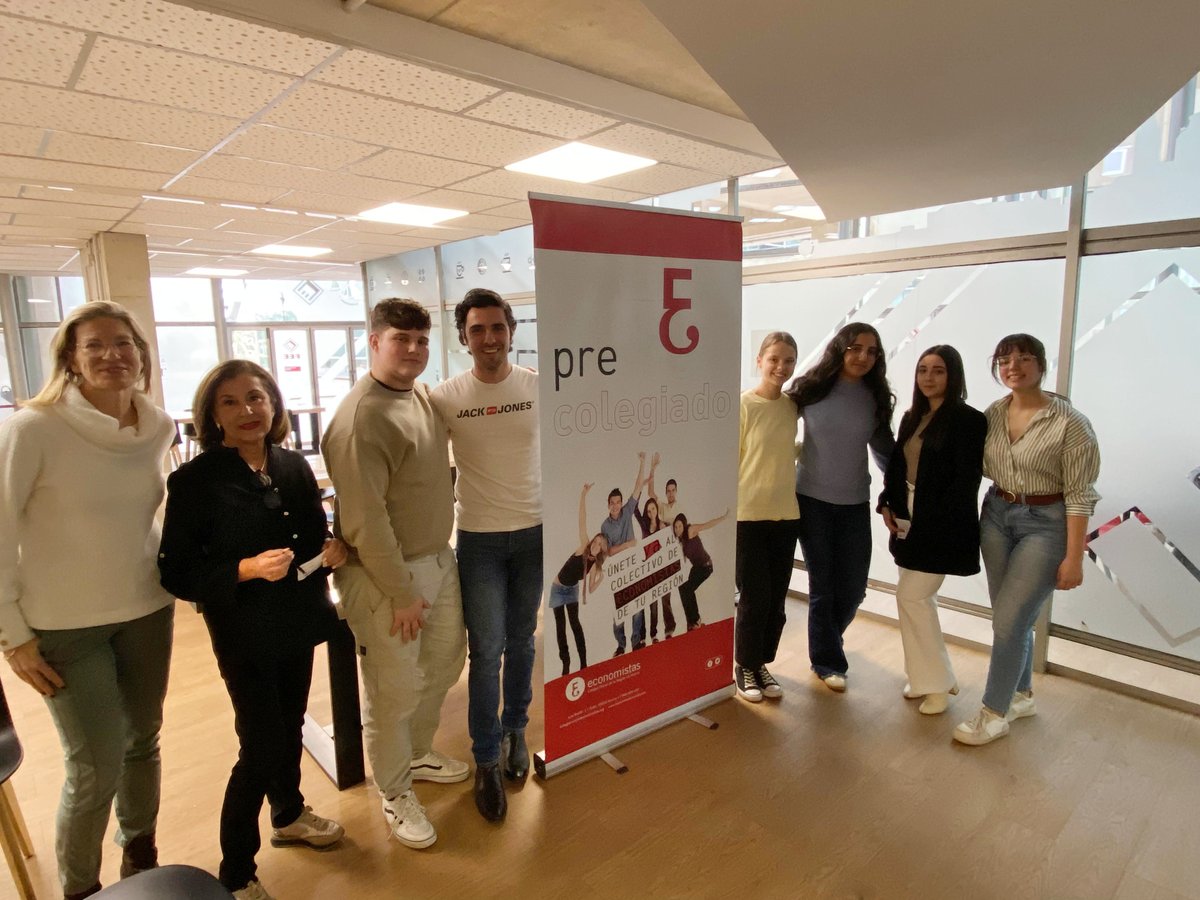 Ayer tuvo lugar la primera sesión del Club de Lectura de la Delegación de Estudiantes de la Facultad. 

En esta primera sesión el debate se desarrolló entorno al  libro "Hábitos atómicos" de <a href="/JamesClear/">James Clear</a>. 

Actividad organizada por <a href="/EconomicasUMU/">Facultad de Economía y Empresa UMU</a>, <a href="/economistasrm/">Economistas Murcia</a> y <a href="/DelEconomicas/">Delegación Alumnado Economía y Empresa UMU</a>.