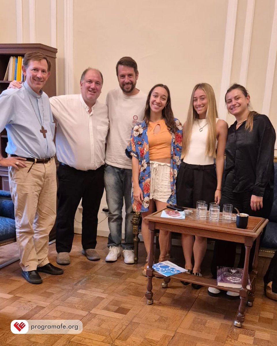 Programa_FE's tweet photo. Monseñor Raúl Pizarro y @CEAvocero  se reúnen con equipo de Casa Kiev para compartir el crecimiento de este último año y conversar sobre las distintas acciones previstas para este 2025. https://t.co/BX5m1axeET