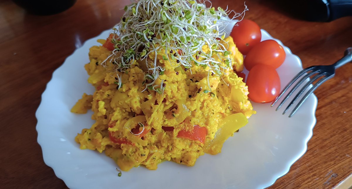 freydischors's tweet photo. "jajecznica" wysokobiałkowa
Białko z 2 jaj
1 jajko
Olej z avocado 5g
Chudy twaróg 70g
Pierś z kurczaka 70 g
Cebula
Papryka słodka
Kurkuma i pieprz (podobno łączenie tych dwóch działa prozdrowotnie 😅)
#dieta
#redukcja https://t.co/jtlNZkAvKc