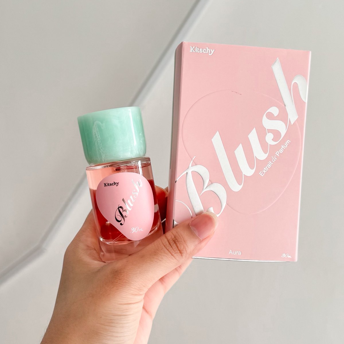 DAH TAU BLM KITSCHY NGELUARIN PARFUM BARUUU!🌸 Pas banget hari ini launching!💗😍

Wanginya tuh bener-bener feminim tapi playful!! compliment getter banget sih ini👍