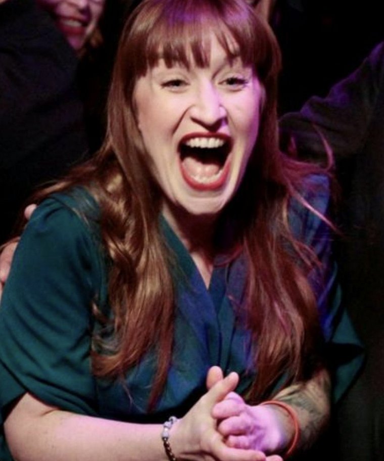 In der Biografie dieser Frau kommt eins nicht vor: irgendeine wertschöpfende Tätigkeit. Sie lebte und lebt gut und gerne von dem Staat, den sie bekämpft.