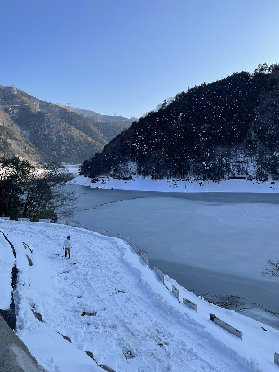 1️⃣お昼休憩中にギリギリエンブレムGETだぜ‼️

2️⃣今日も雪がこんもり。
湖、凍ってました:(´◦ω◦`):

#ポケポケ
#よしなしごと