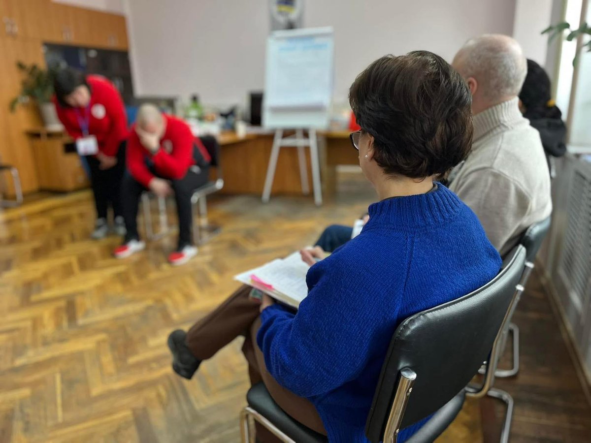 RedCrossUkraine's tweet photo. 📌 In #Zaporizhzhia, URCS trained social workers in first aid to enhance their ability to help vulnerable groups in emergencies. From #CPR to treating injuries, these skills save lives when every second counts! ⏱️💪#FirstAidTraining #FirstAid #LifeSavingSkills #RedCrossTraining https://t.co/zxcFlbWgPk