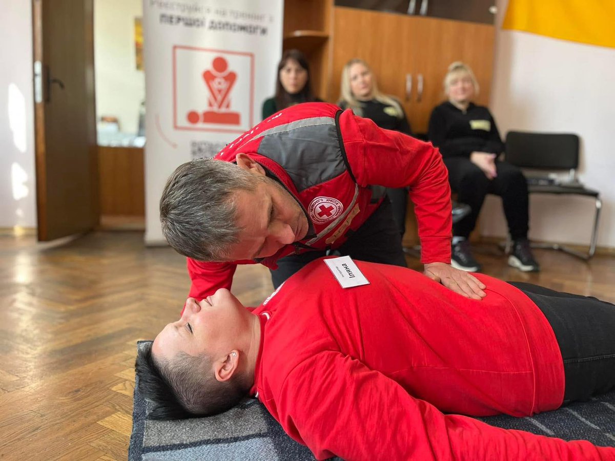 RedCrossUkraine's tweet photo. 📌 In #Zaporizhzhia, URCS trained social workers in first aid to enhance their ability to help vulnerable groups in emergencies. From #CPR to treating injuries, these skills save lives when every second counts! ⏱️💪#FirstAidTraining #FirstAid #LifeSavingSkills #RedCrossTraining https://t.co/zxcFlbWgPk