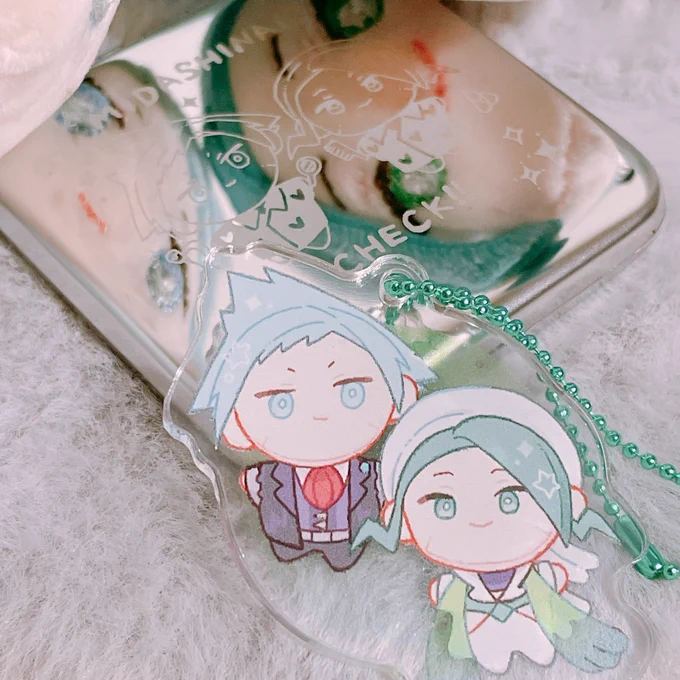 コンパクトミラーとアクキー届いた〜〜!!とってもかわいいです!!でもめちゃめちゃ反射する!!全てが映る!!これにタオルハンカチがつくよ〜〜 