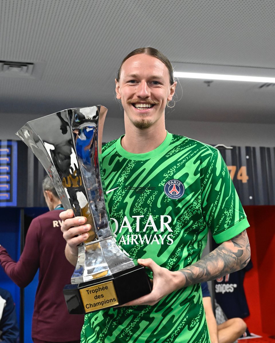 PSG_inside's tweet photo. Joyeux anniversaire Matvey ! 😄❤️💙 https://t.co/8rKgRjzBn0