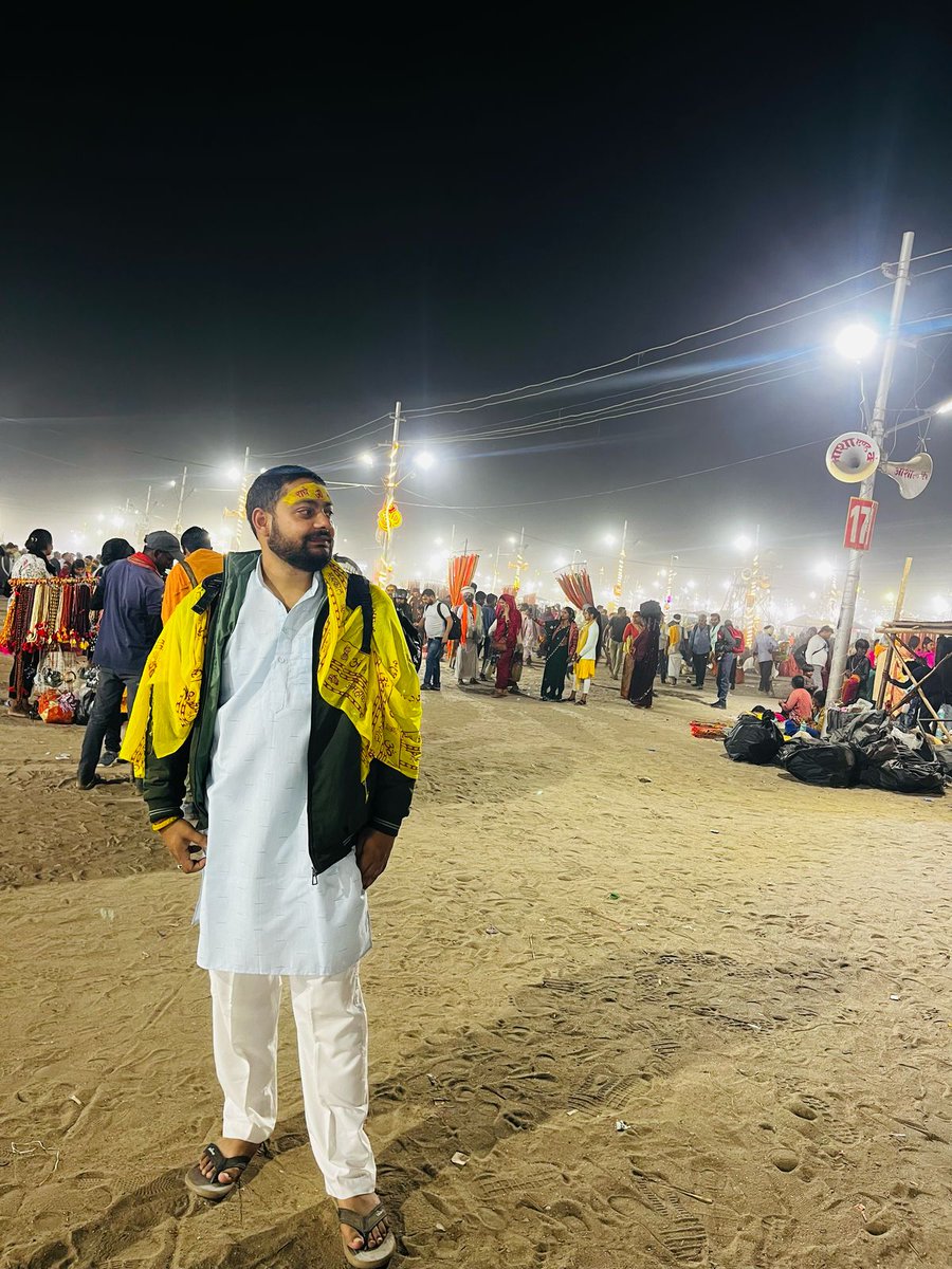 Akhiles14181773's tweet photo. संगम में मैं आबाद हो जाऊं
 तलब  है कि मैं बस प्रयागराज हो जाऊं...  ❤️😄

#महाकुंभ_2025_प्रयागराज
#khumb https://t.co/aVLHS6l8Z8