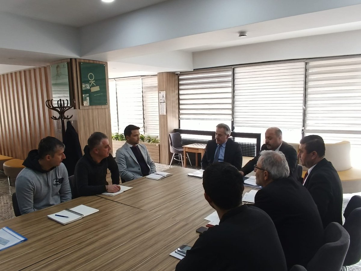 konyamem's tweet photo. İl Milli Eğitim Müdürümüz Murat Yiğit, Ahırlı ilçemizdeki okul ve kurum müdürleriyle Ahırlı İlçe Halk Kütüphanesi toplantı salonunda bir araya gelerek Türkiye Yüzyılı Maarif Modeli, Mesleki Eğitim ve Mesleki Eğitim Politika Belgesi ile okul veli iş birliği kapsamında yapılacak çalışmalara değindi; Bakanlığımız ve Müdürlüğümüz tarafından yürütülen eğitim projelerini değerlendirdi.

Yapılan toplantıda Ahırlı İlçe Milli Eğitim Müdürü Ömer Öz de hazır bulundu.

@tcmeb @Yusuf__Tekin @TCKonyaValiligi @Vali_Akin @Konyabuyuksehir @u_ibrahim_altay @gokhanmurat1  @IlceAh  #BaşarmayaHazırım #Konyamem
