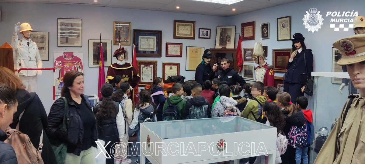 MurciaPolicia's tweet photo. 👋Hoy hemos recibido la visita de los alumnos del CP Profesor Enrique Tierno de #Lobosillo, en la Jefatura de Policía de Murcia, en el #Infante.
Han recorrido nuestras instalaciones y disfrutado de una experiencia única para conocer de cerca nuestro trabajo 👮♀️👮🚔 https://t.co/SsW2sfSvyu