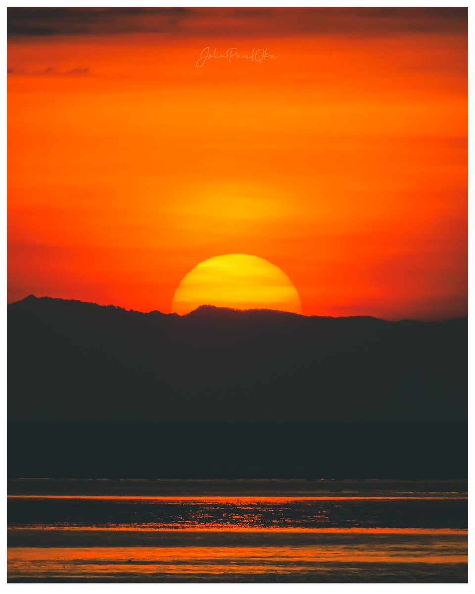 Hidup ini bukan tentang seberapa mewah rumahmu
Atau seberapa mewah mobilmu
Atau seberapa mahal pakaianmu
Atau seberapa megah pestamu

Hidup ini adalah tentang seberapa damai hatimu
Seberapa bahagia hari-harimu bersama orang-orang yg mencintaimu tanpa syarat

Sunset Bersama ......