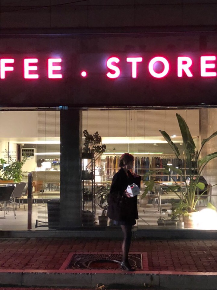 Bluevortex_A's tweet photo. ☕오늘의 힐링 타임!
향긋한 커피 한 잔과 함께 여유를 즐긴 하루 ✨

-

☕Today's Healing Time!
Enjoying a relaxing day with a cup of flavorful coffee ✨.

#asiangirl #lookbook https://t.co/ksjVZBWuPm