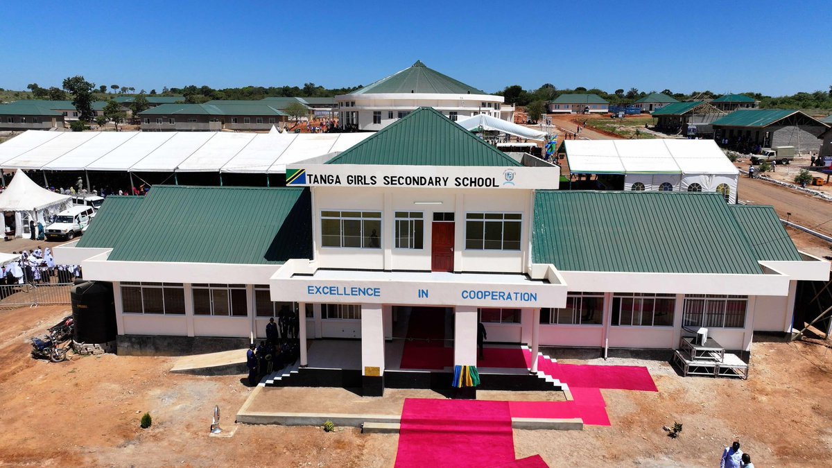 samia_in_Action's tweet photo. MHE. RAIS AZINDUA SHULE YA SEKONDARIA YA WASICHANA KILINDINI, TANGA.

Leo tarehe 25/02/2025 Mhe. Rais wa Jamhuri ya Muungano wa Tanzania amefanya Uzinduzi wa Shule ya Sekondari ya wasichana ya “Tanga Girls’ Secondary School” yenye mchepuo wa Sayansi na Mafunzo ya Tehama iliyopo Wilaya ya Kilindini.

Katika hotuba yake Mhe. Rais ameomba jina la Shule hio kubadirishwa na Kuitwa Beatrice Shelukindo Secondary School, Jina la mbunge wa zamani wa Jimbo la Kilindini na Mpambanaji wa Masuala ya Jinsia ambaye sasa ni Marehemu.

@SuluhuSamia @ikulumawasliano 

#SamiaInAction