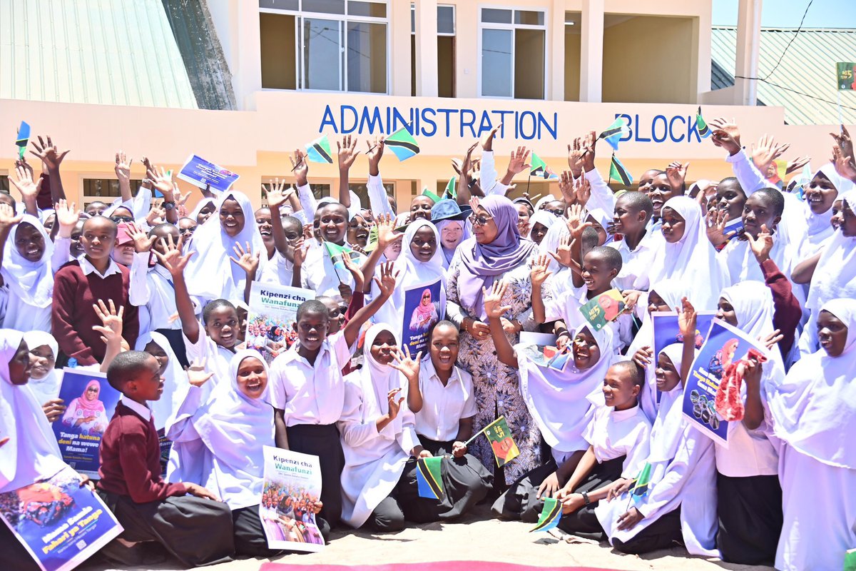 samia_in_Action's tweet photo. MHE. RAIS AZINDUA SHULE YA SEKONDARIA YA WASICHANA KILINDINI, TANGA.

Leo tarehe 25/02/2025 Mhe. Rais wa Jamhuri ya Muungano wa Tanzania amefanya Uzinduzi wa Shule ya Sekondari ya wasichana ya “Tanga Girls’ Secondary School” yenye mchepuo wa Sayansi na Mafunzo ya Tehama iliyopo Wilaya ya Kilindini.

Katika hotuba yake Mhe. Rais ameomba jina la Shule hio kubadirishwa na Kuitwa Beatrice Shelukindo Secondary School, Jina la mbunge wa zamani wa Jimbo la Kilindini na Mpambanaji wa Masuala ya Jinsia ambaye sasa ni Marehemu.

@SuluhuSamia @ikulumawasliano 

#SamiaInAction