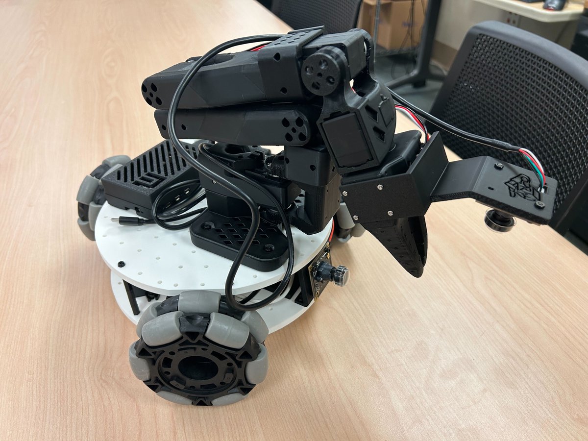 SigRobotics (University of Illinois at Urbana Champaign) Illinois Üniversitesi'ndeki araştırmacılarla birlikte manipülatörlü açık kaynak robot projesi olan LeKiwi'yi paylaşmış.. 

Bir kaç değişiklikle hem ucuz hem'de güvenlik gerektiren alanlarda (Buna taktikal amaçlar da dahil)