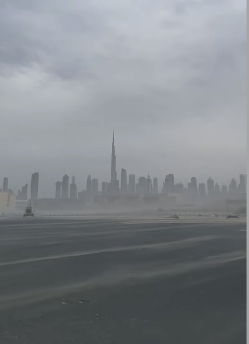 الرياح اللي هابّه الحين يسمونها "رياح الطوز"

هي رياح شمالية غربية، جافة محملة بكميات كبيرة من الغبار و الأتربة، مصدرها جنوب العراق و شمال الجزيرة العربية، تنشط في الغالب بين نهاية الشتاء إلى شهر خمسة تقريبًا.

#الإمارات