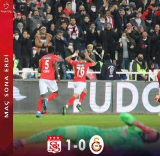 devefitratliogl's tweet photo. 🔥 FIFA, Sivasspor'a 3 dönem transfer yasağı getirildiğini açıkladı.

İnşallah amatör lige kadar düşersiniz @Sivasspor https://t.co/UcaOHfpad7