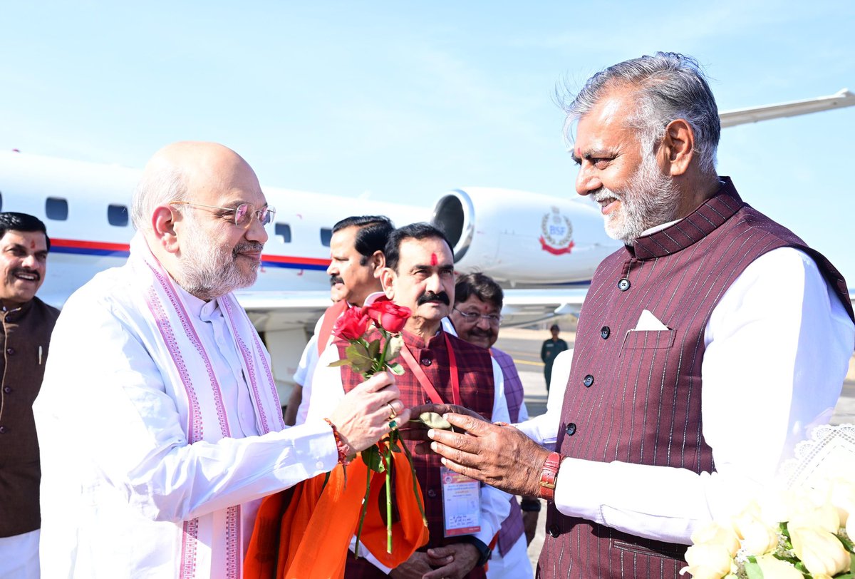 मध्यप्रदेश आगमन पर मा यशस्वी केन्द्रीय गृहमंत्री मा <a href="/AmitShah/">Amit Shah</a> जी का भोपाल हवाई अड्डे पर अगवानी की ।स्नेह के लिए आभार <a href="/BJP4MP/">BJP Madhya Pradesh</a> <a href="/BJP4India/">BJP</a>