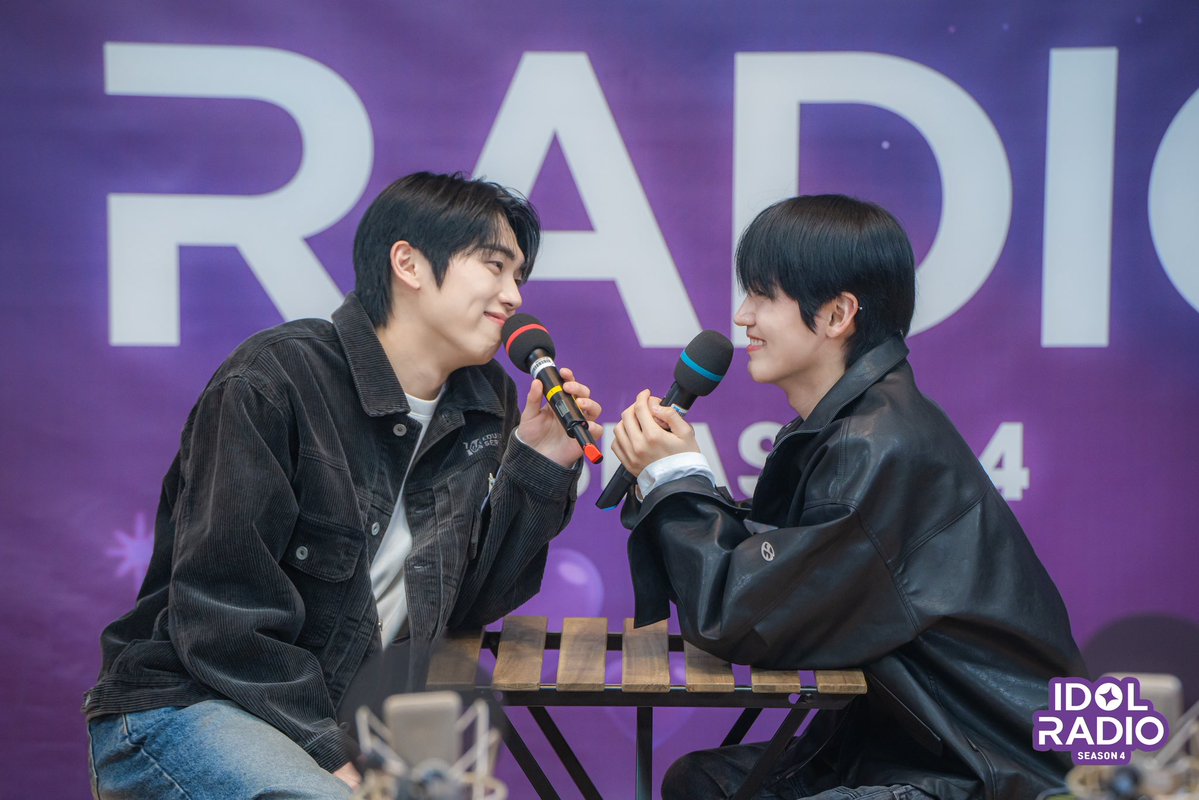 HOW CAN MINKYUN STARING HIM WITH FULL OF LOVEEE ???? 😭💖