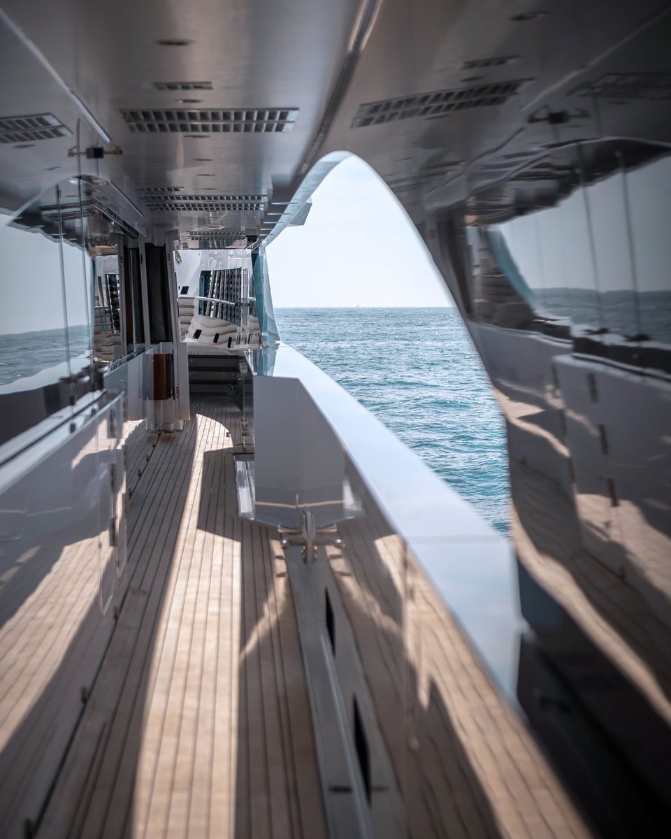 🔹 A path to infinity. Between sculptural design and endless horizons, a yacht’s architecture is an invitation to explore beyond the ordinary.

#YachtLife #Superyachts #SuperYachtLife #LuxuryYachts #mys2025 #worldtraveller