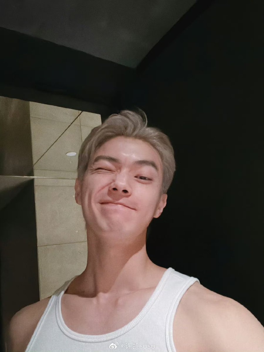 dramapotatoe's tweet photo. #XuKai shares new snaps https://t.co/bdhPB95g1l
