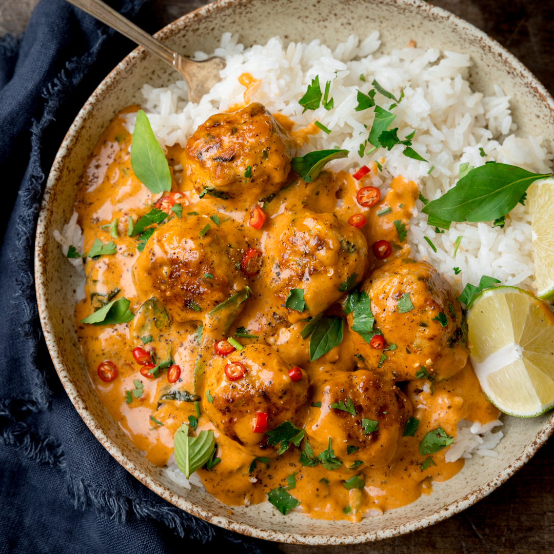 KitchenSanc2ary's tweet photo. Chicken Meatball Curry 

Juicy flavourful chicken meatballs in a creamy red Thai curry sauce. The sauce is packed fully of flavour, with a nice kick of heat. 😋

https://t.co/jyfnwXXEKN
#kitchensanctuary #foodie #recipe https://t.co/7dt3lBtvJM