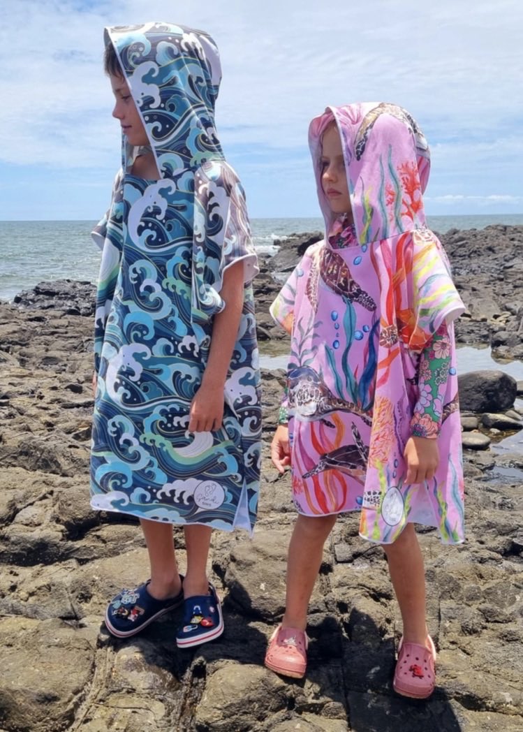 BigFishBite's tweet photo. “Sand-free hoodies 
@SanditoesAU
—soft, quick-dry, eco-made. Kids &amp; grans swear by ‘em! https://t.co/VrqTB1QP2y https://t.co/gduEBNPBJt
