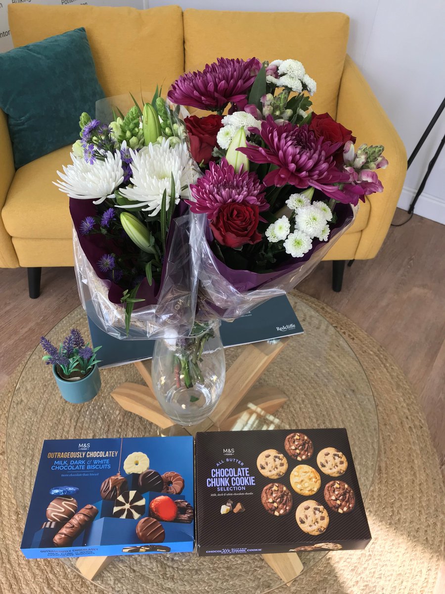 Some beautiful flowers and tasty treats for Abbie and Guy from our Chippenham team this week, from a very happy new tenant 📷📷📷
#happynewhome #thankyou #happyclients