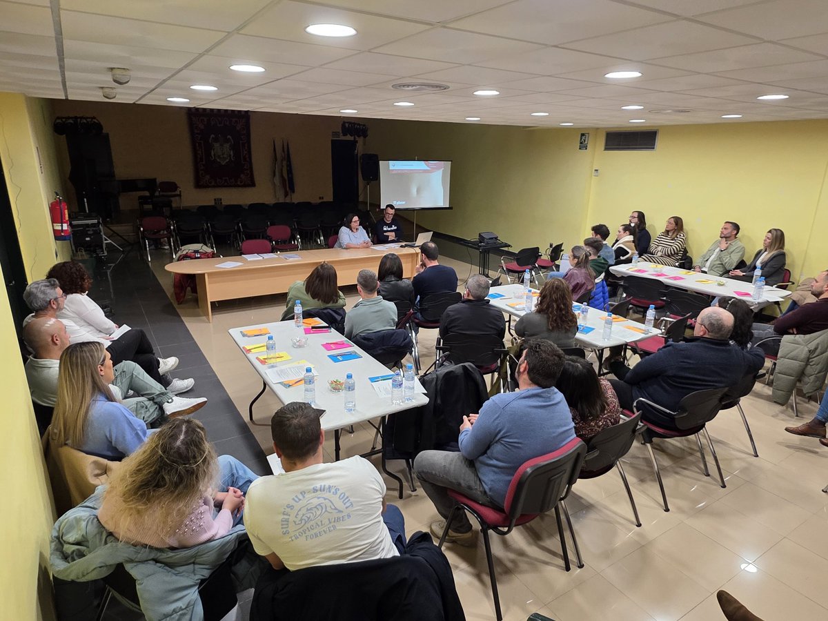 MFCTOLEDO's tweet photo. Mas parejas que eligen formar un matrimonio cristiano.

Este fin de semana varios matrimonios del MFC de Toledo acudieron a la llamada de la Parroquia de Añover de Tajo para impartir el Curso Prematrimonial a un total de trece parejas. 

Rezamos por estos futuros matrimonios. https://t.co/fUHsv7JwM4