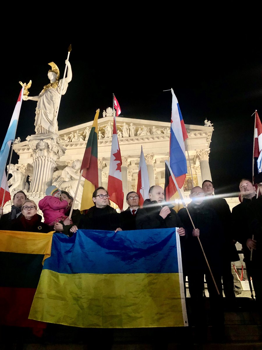 Kanada in Österreich (@kanoesterreich) on Twitter photo Ein dauerhafter Frieden hängt v Gerechtigkeit & Sicherheit ab. Gestern Abend hat d 🇨🇦 Botschafter in 🇦🇹 gemeinsam mit unseren österreichischen & EU-Partnern Solidarität mit d 🇺🇦 bekundet.
3 Jahre seit Russlands Angriffskrieg gegen d Ukraine.
#Vienna #StandWithUkraine <a href="/VKhymynets/">Vasyl Khymynets</a> Ein dauerhafter Frieden hängt v Gerechtigkeit & Sicherheit ab. Gestern Abend hat d 🇨🇦 Botschafter in 🇦🇹 gemeinsam mit unseren österreichischen & EU-Partnern Solidarität mit d 🇺🇦 bekundet.
3 Jahre seit Russlands Angriffskrieg gegen d Ukraine.
#Vienna #StandWithUkraine <a href="/VKhymynets/">Vasyl Khymynets</a>