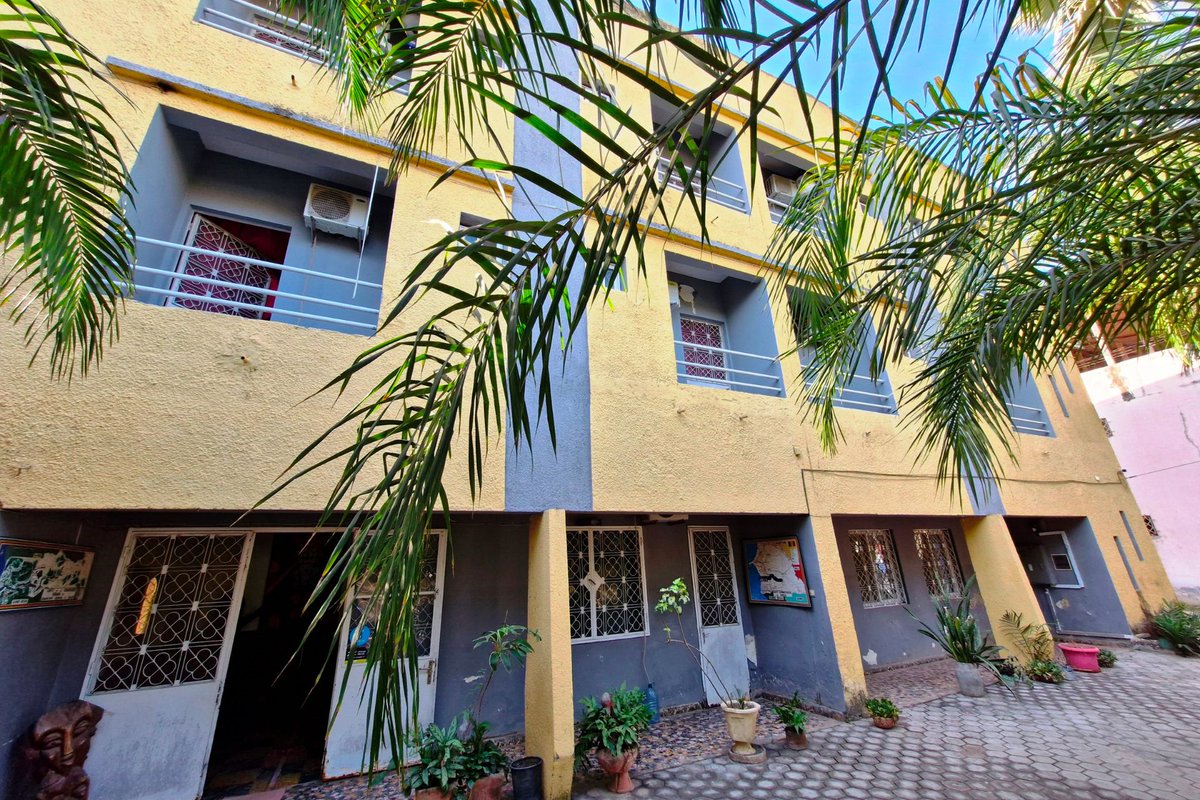 ausenegalcom's tweet photo. 🌍 Pause détente à Ziguinchor ? 

L'Hôtel Ndaary Khassoum vous ouvre ses portes dans un cadre paisible. Chambres climatisées, jardin, restaurant local… et petit-déjeuner inclus ! 🍽️

📍 Découvrez une hospitalité authentique 👉 https://t.co/jQUDMg2enQ

#Sénégal #kebetu #hotel https://t.co/0KGSp7m8fT
