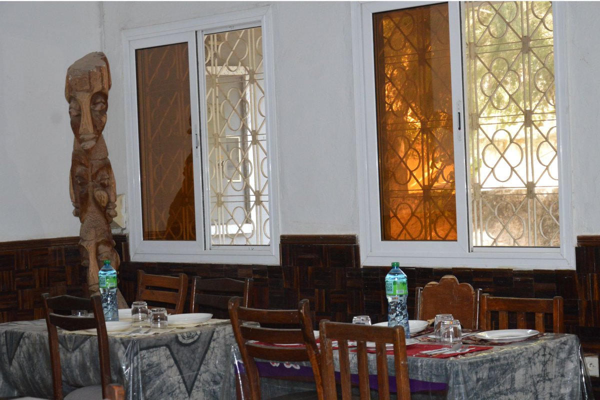 ausenegalcom's tweet photo. 🌍 Pause détente à Ziguinchor ? 

L'Hôtel Ndaary Khassoum vous ouvre ses portes dans un cadre paisible. Chambres climatisées, jardin, restaurant local… et petit-déjeuner inclus ! 🍽️

📍 Découvrez une hospitalité authentique 👉 https://t.co/jQUDMg2enQ

#Sénégal #kebetu #hotel https://t.co/0KGSp7m8fT