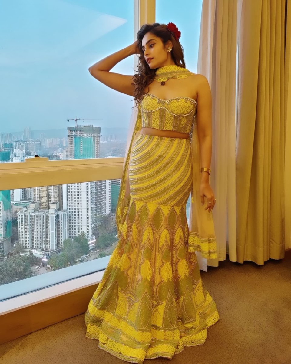 Shrutika_arjun's tweet photo. Moments before the showtime ❤️
Thank you for having me @NDTVMarathi entertainment awards 🥰

Outfit: #studio149 
Hairstylist: Sheetal Lavekar
@VLCCindia

#ShrutikaArjun #ndtvmarathientertainmentawards2025 #ndtvmarathi #showtime #fashion #happyinthehead https://t.co/lZOjH01Wyq