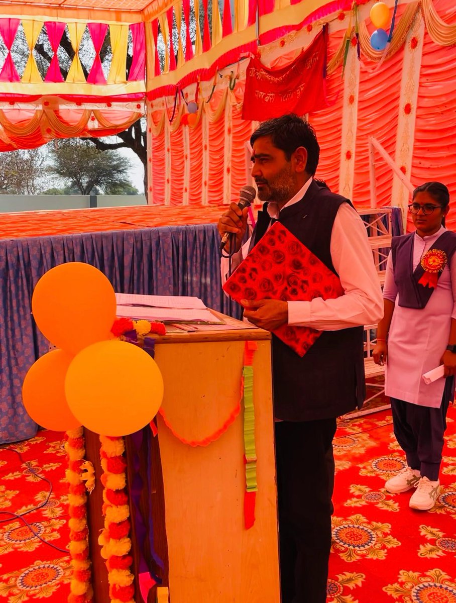 आज भाजपा नेता विवेक पुनिया ने विधानसभा क्षेत्र सादुलपुर के बाबा लालगिरी उ. मा. विद्यालय के वार्षिकोत्सव समारोह में बतौर मुख्य अतिथि शामिल होकर छात्र छात्राओं को संबोधित करते हुए शिक्षा के महत्व को समझाया। समस्त विद्यालय परिवार का हार्दिक आभार।