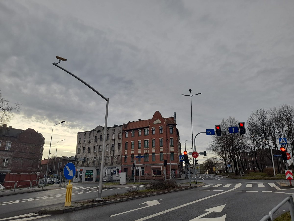 Centrum Automatycznego Nadzoru nad Ruchem Drogowym poinformowało o uruchomieniu tzw. systemu RedLight na skrzyżowaniu ulic: 1 Maja, Kokota i Czarnoleśnej. Na skrzyżowaniu zainstalowano 12 kamer, które rejestrują przejazd pojazdów niestosujących się do czerwonego światła 🚦