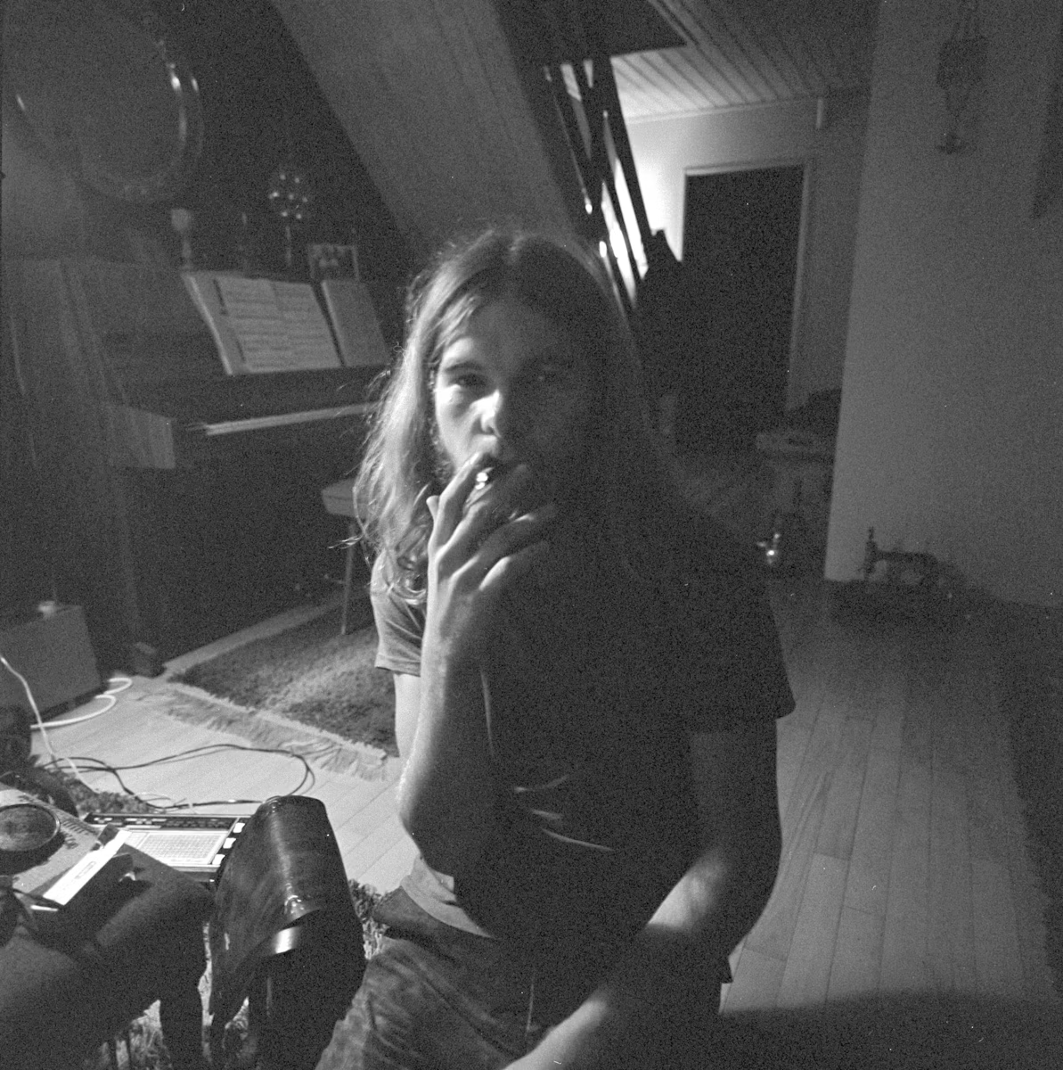 lassetur_o's tweet image. --------------------------------------------
A selfie from the 1970s—slightly underexposed, yet capturing a moment frozen in time. Taken with a Hasselblad 500 C, this photograph dates back over 50 years, reflecting both the technology and the spirit of that era.

#PhotoNFT…