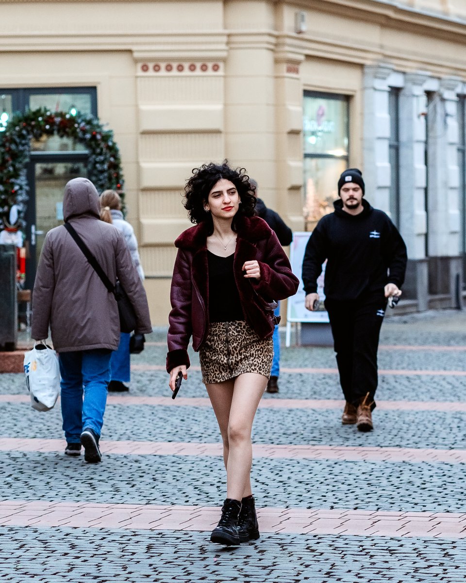Ovidiu_Serariu's tweet photo. Street Portraits
Location :Timisoara/Timis
Camera : Sony A7iii
Lens :Sony 85mm F1.8
#curlyhair #curly #visittimisoara #curlyhairstyles #cities #curlygirl #streetphotography #girls #girl #curlyhairdontcare #curlygirls #girlsgirlsgirls #girlstyle #girlsphoto #fete https://t.co/2UMnYWDJrq