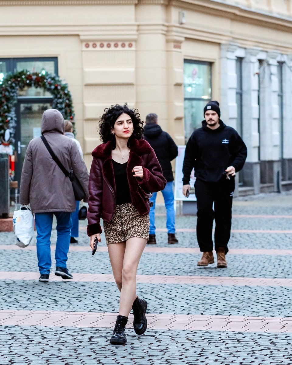 Ovidiu_Serariu's tweet photo. Street Portraits
Location :Timisoara/Timis
Camera : Sony A7iii
Lens :Sony 85mm F1.8
#curlyhair #curly #visittimisoara #curlyhairstyles #cities #curlygirl #streetphotography #girls #girl #curlyhairdontcare #curlygirls #girlsgirlsgirls #girlstyle #girlsphoto #fete https://t.co/2UMnYWDJrq