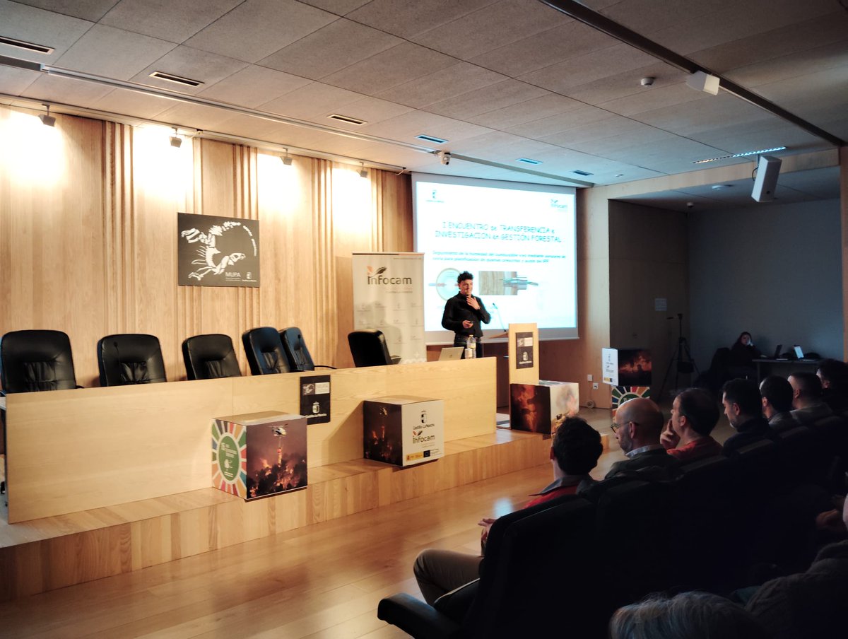 INFOCAM (@plan_infocam) on Twitter photo Continuamos con Domingo Calderón <a href="/Nimodcal/">Domingo Calderón</a> (COP Albacete) con su charla "Seguimiento de la humedad del combustible vivo mediante sensores de savia".
Presenta el uso de sensores para medir la humedad del combustible vivo y mejorar la planificación de quemas prescritas. Continuamos con Domingo Calderón <a href="/Nimodcal/">Domingo Calderón</a> (COP Albacete) con su charla "Seguimiento de la humedad del combustible vivo mediante sensores de savia".
Presenta el uso de sensores para medir la humedad del combustible vivo y mejorar la planificación de quemas prescritas.