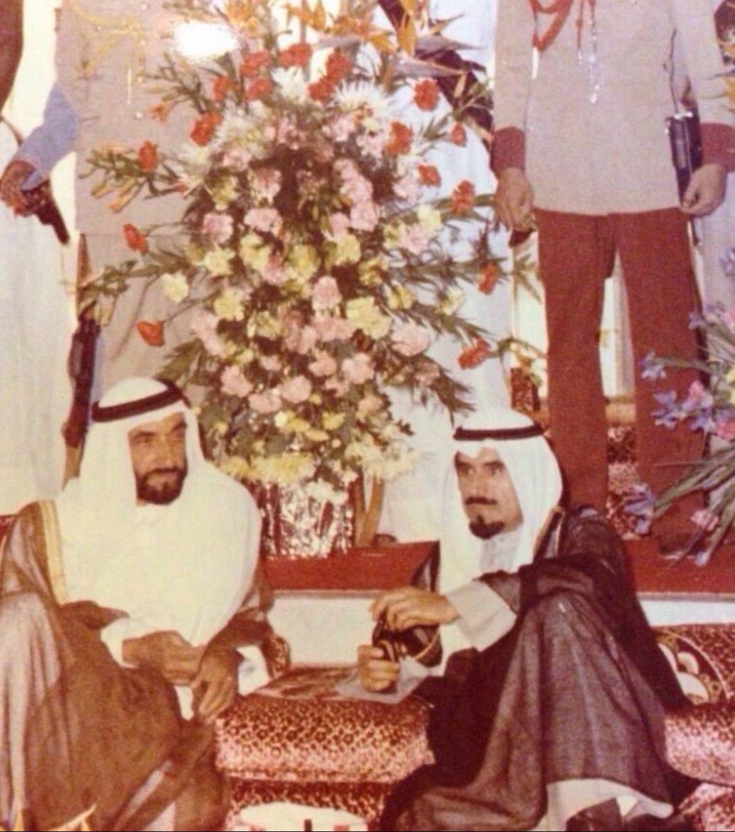 أثناء فترة #الغزو_العراقي_الغاشم بعام 1990 م أمر الشيخ #زايد_بن_سلطان_آل_نهيان بإستقبال الكويتيين ورفع العلم الكويتي وفتح التطوع ..

وقال :-

" الإماراتي له حقوق وعليه واجبات والكويتي في الإمارات له كل الحقوق وليست عليه واجبات "

" أسأل الله له الرحمة والمغفرة "