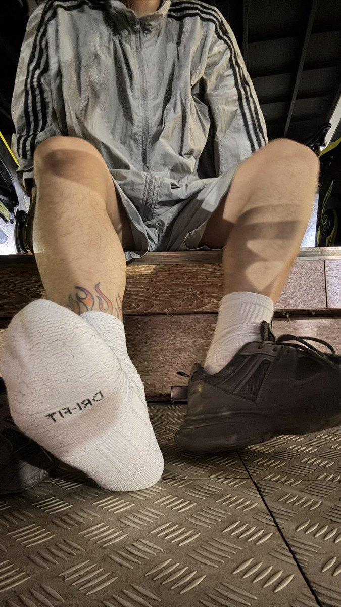 操，满身臭汗，肌肉都他妈炸了，老子刚练完腿，简直从地狱里爬出来，这白袜踩得全是爷的血性。你这废物，看好了，这就是硬汉的味儿，想舔？先跪下求我调教你，贱货，不然老子一脚踹你回娘胎！