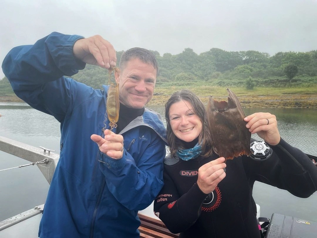 🔙𝐓𝐡𝐫𝐨𝐰𝐛𝐚𝐜𝐤 𝐭𝐨 𝟐𝟎𝟐𝟏🌊
A great shot from <a href="/saltwaterlifeuk/">🦈 Dr. Lauren Smith</a> during a filming day with <a href="/backshall/">James Backshall</a>.steve , discussing 𝐟𝐥𝐚𝐩𝐩𝐞𝐫 𝐬𝐤𝐚𝐭𝐞𝐬 and Scotland’s incredible marine life. 
#TBT #ThrowbackThursday #NorthernDiver #ScubaDiving #MarineConservation #SCOTSAC
