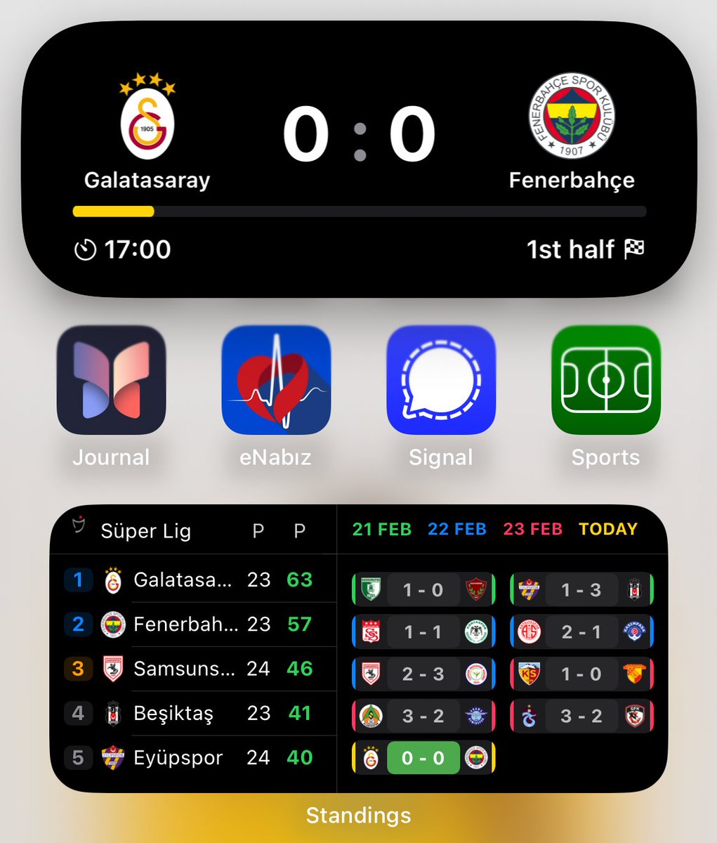 halilyc's tweet photo. Live activity widgetlerini test etmek icin kotu bir mac secmisiz lol Ne gol oldu ne bir sey ama ortaya cikan urun tatmin etti en azindan @standingswidget 
#ios #widget #iPhone16e https://t.co/sP6AQ4JKGO