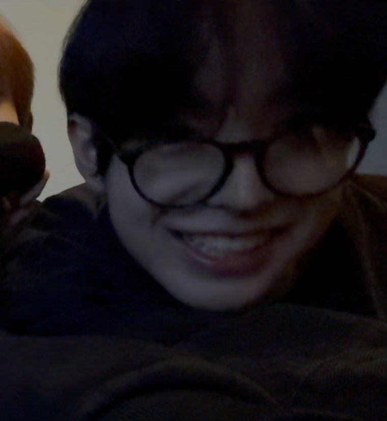 _kawai__2's tweet photo. 예쁜척 ㅈㅉ 사람 미치게 만드네 https://t.co/XC9zVPwgxE