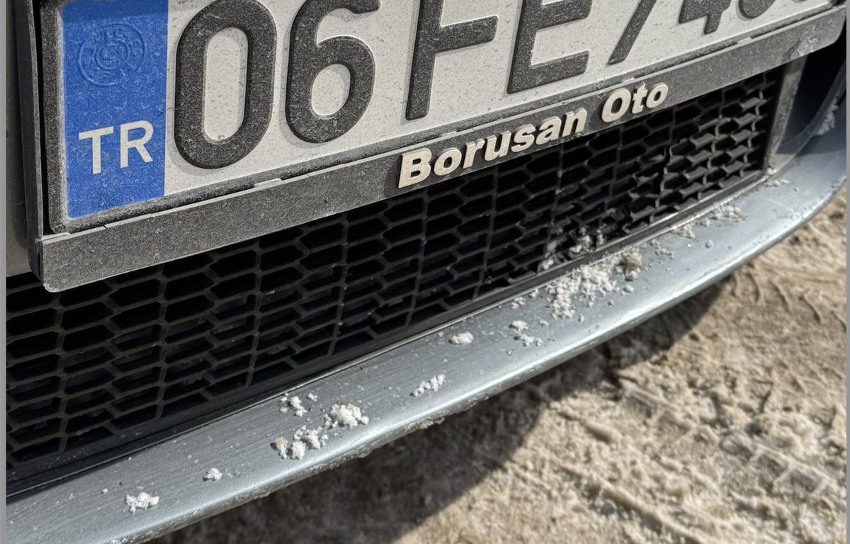 Uppamecano's tweet photo. üstatlar merhabalar. bi anlık dalgınlıkla kaldırımın üstüne cıkıp geri indim, kaldırım ful kar kaplıydı, yani kara temas oldu diyebilirim, zemine değil,  şu sekilde ufak bi kırık ve plaka altı siyah kısımda kırılma var, bunu nası hallederim maliyet vs cok olur mu? https://t.co/469D1AJCTH