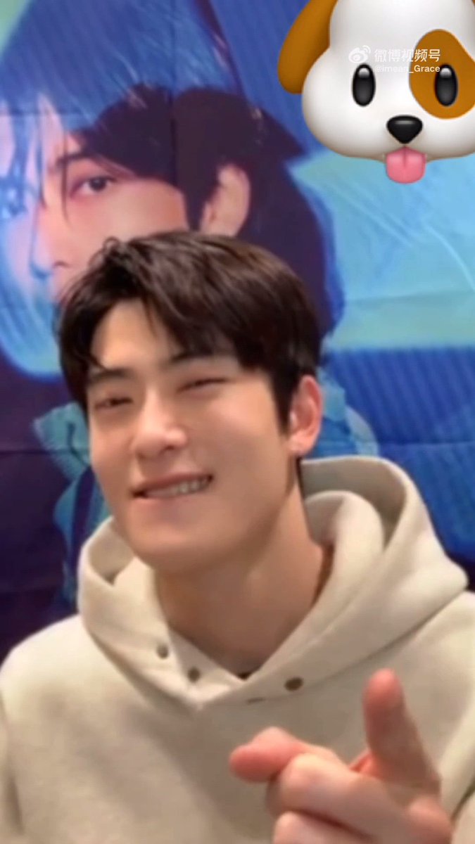 솜사탕같이생겨가지고 자꾸어디서쾌남자아튀어나오는거 대뜸 웃겨가지고 크헣헣 하고웃음