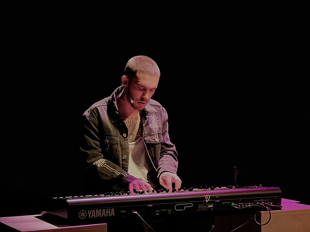 ¡NUEVA FECHA! #Fuengirola vivirá #YoSostenido. Sonata para juguete roto. 
La obra en la que Víctor Elías te cuenta todo lo que pasaba en la vida real mientras veías Los Serrano
🗓️29 marzo
⏰20h
📍Palacio de la Paz
COMPRA YA TU ENTRADA: entradas.fuengirola.es/selection/even…
#Teatro
<a href="/fuengirola/">Ayto. Fuengirola</a>