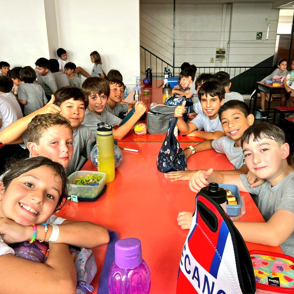 ¡De a poco, vuelven los pasillos llenos de vida, las risas, los reencuentros! 🎒📚 El comienzo de clases siempre trae consigo una mezcla de emociones: emoción por lo nuevo, nostalgia por las vacaciones que se fueron, nervios por los desafíos que vienen, entre tantas cosas que